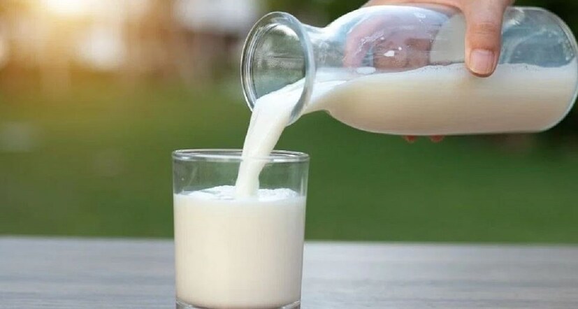 রাতে এক গ্লাস দুধ খেয়ে ঘুমোতে যান! দেখবেন ঝট করে ঘুম এসে যাবে! তবে গ্যাসের সমস্যা থাকলে দুধ রাতে না খাওয়াই ভাল! photo source collected 