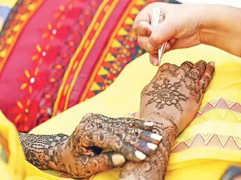 এই পাতার ঔষধি গুণ রয়েছে প্রচুর, যা আমরা অনেকেই জানি না। শুধু মেহেন্দি পরাই নয়, হাতে এবং পায়ের পাতায় লাগানো মেহন্দি শরীর ঠান্ডা করতে এবং মানসিক অবসাদ কমাতে সাহায‍্য করে।