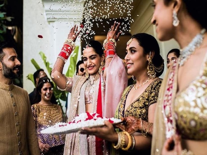 বিবাহ অনেক বড় একটি অনুষ্ঠানে। কথায় বলে লাখ কথার পর বিয়ে হয়। বিয়ের অনুষ্ঠানও একের পর এক চলতেই থাকে। সেই সমস্ত আচার-অনুষ্ঠান শেষ করে, বর তার নব বিবাহিতা বধূকে নিয়ে নিজের বাড়ির দিকে পা বাড়ায়। একেবারে শেষ লগ্নে বাপের বাড়ির সকলের থেকে বিদায় নেওয়ার পর নববধূ দুই হাতে পাঁচ বা তিনবার চাল নিয়ে পিছন দিকে ছুড়ে দেয়। ছুড়ে দেওয়া সেই চাল আঁচল পেতে ধরে নেন কনের মা।