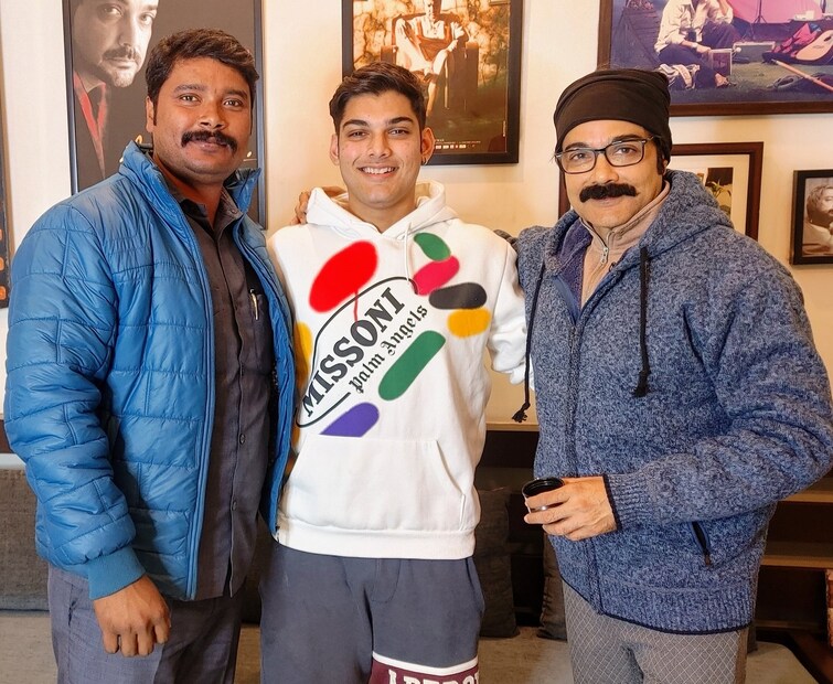 অনেক দিন কাজের ফলে প্রসেনজিৎ চট্টোপাধ্যায়ের পরিবারের অংশ হয়ে গিয়েছেন তিনি৷ রাম সিং-এর সঙ্গে প্রায় ছবি তুলতে দেখা যায় প্রসেনদিৎ পুত্র তৃষণজিৎকে৷ 