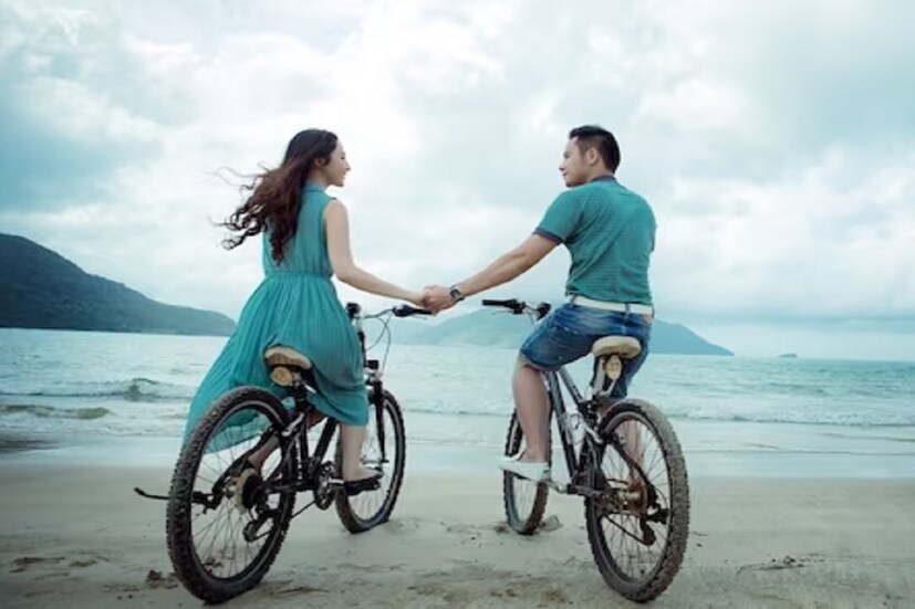 এর অর্থ হল, পুরুষদের তুলনায় মহিলাদের মধ্যে দ্রুত হরমোনজনিত পরিবর্তন আসে। এর জেরে মেয়েরা ছেলেদের তুলনায় আগে থেকেই শারীরিক সম্পর্কে লিপ্ত হতে পারে।