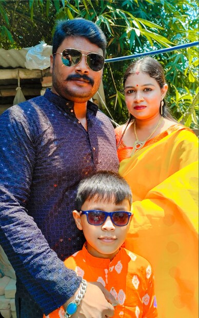 তাঁর বাড়ি বাটানগরে৷ বাড়িতে রয়েছে স্ত্রী, ছেলে, বাবা-মা৷ তবে পরিবারের সঙ্গে সময় কাটানো কমই হয়৷ কারণ অভিনেতার সঙ্গেই প্রায় ঘুরতে হয় এদিক ওদিক৷ দিনের অনেকটা সময় কাটে প্রসেনজিৎ চট্টোপাধ্যায়ের বাড়ি উৎসব-এ৷ 