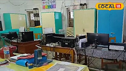 চেয়ার-টেবিল সমস্তই ফাঁকা রয়েছে পড়ে আসতে পারেননি এখনও কর্মচারীরা চেয়ার-টেবিল সমস্তই ফাঁকা রয়েছে পড়ে আসতে পারেননি এখনও কর্মচারীরা