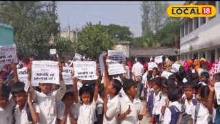 ব্যানার পোস্টার হাতে তোমাকে আমরা ছাড়ছি না ব্যানার পোস্টার হাতে তোমাকে আমরা ছাড়ছি না