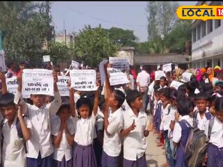 ব্যানার পোস্টার হাতে  তোমাকে আমরা ছাড়ছি না