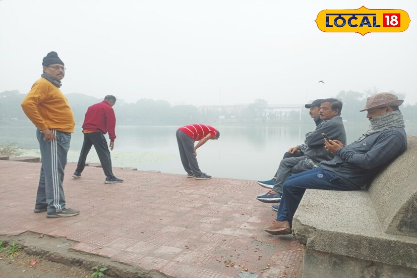 জেলা শহর কোচবিহারের শীতের আমেজ ইতিমধ্যেই পাওয়া যেতে শুরু করেছে বেশ ভাল রকম ভাবে। বড় দিনের আগেই রীতিমতো জাঁকিয়ে শীত পড়তে শুরু করেছে গোটা কোচবিহার জেলাজুড়ে।