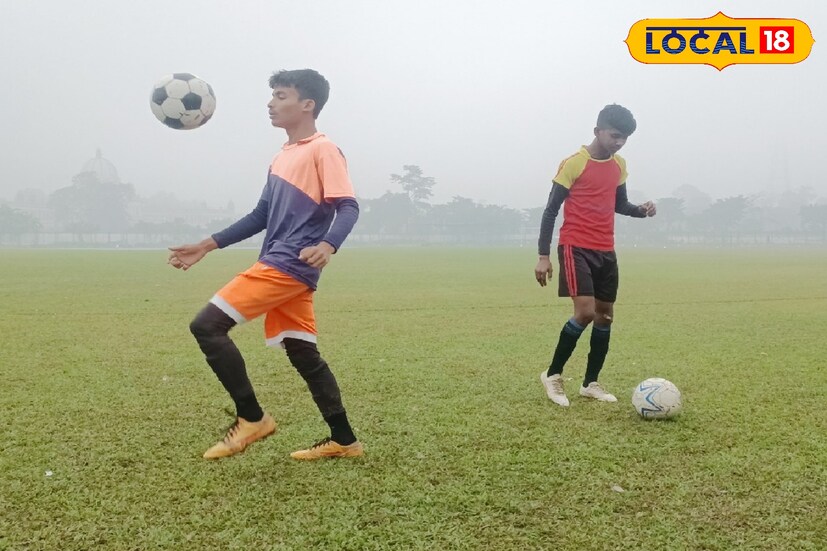 কুয়াশায় মোড়া মাঠে সকলের অনুশীলনে মেতে উঠেছে বিভিন্ন খেলোয়াড়েরা। কেউ ফুটবল নিয়ে অনুশীলন করছেন। আবার কেউ ব্যাট নিয়ে ক্রিকেট অনুশীলনে মগ্ন। অনেকে আবার যোগ ব্যায়াম ও অনুশীলন করছেন।