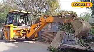 বুলডোজার দিয়ে ভাঙা হচ্ছে রেলের জমিতে নির্মাণ হওয়া অস্থায়ী ঘর