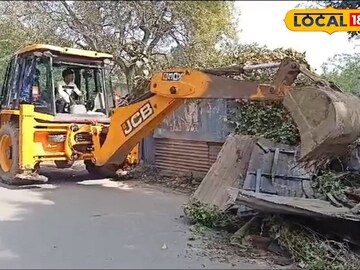 বুলডোজার দিয়ে ভাঙা হচ্ছে রেলের জমিতে নির্মাণ হওয়া অস্থায়ী ঘর