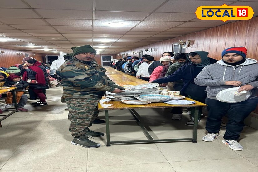 এই প্রাকৃতিক দুর্যোগে কমপক্ষে ৪০০ পর্যটকদের গাড়ি আটকে পড়ে ৷ প্রবল তুষারপাতের কারণে গাড়ি থেকে বেরনোর কোনও উপায় ছিল না।