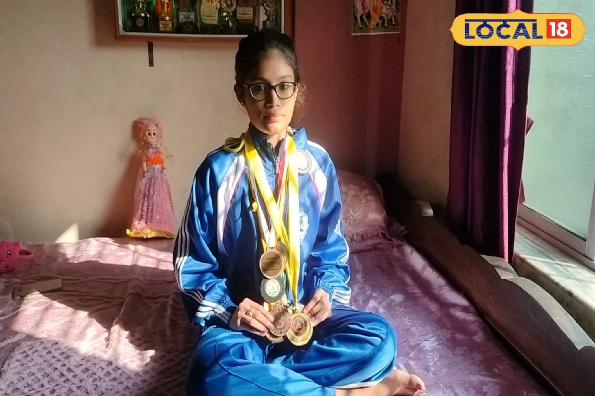 বাবার চায়ের দোকান সামলেও জাতীয় যোগা প্রতিযোগিতায় সোনা জয় শ্রীরামপুরের মেয়ের 