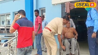 ট্রাফিক ওসি  উদ্ধার ওই বৃদ্ধাকে  