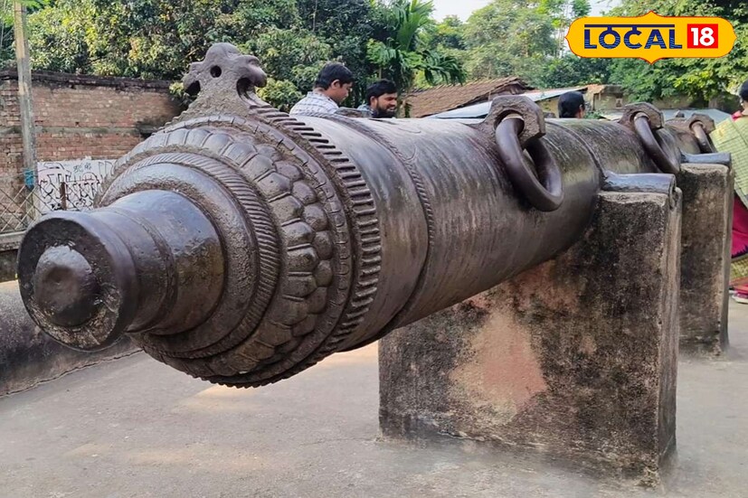 মুর্শিদকুলি খাঁর ঢাকা থেকে রাজধানী মুর্শিদাবাদে স্থানান্তর করার সময় এই কামানটি এখানে নিয়ে আসেন। তাই ইতিহাসের সাক্ষী এই কামান।