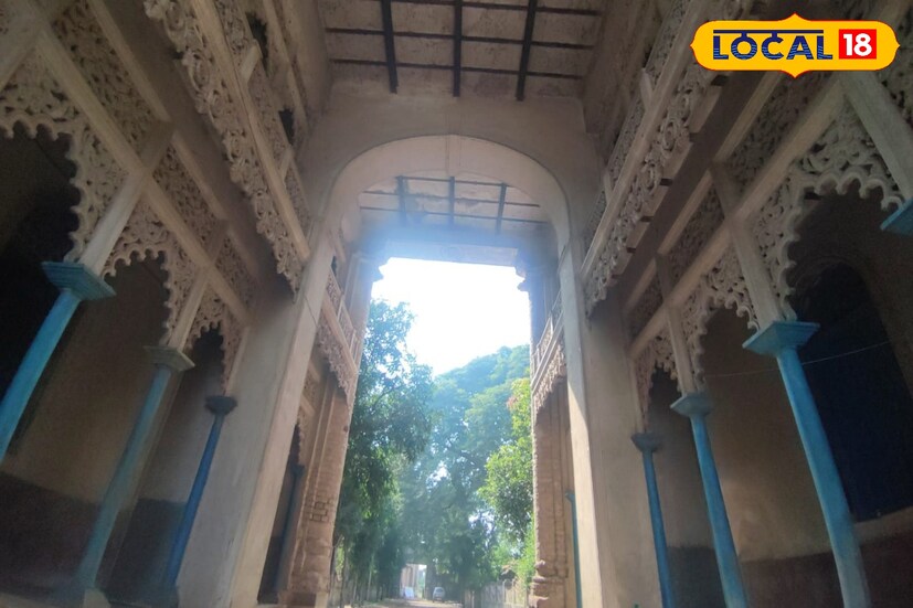 মহারাজ জ্যোতিপ্রকাশ সিংহ দেও ১৯১৬ সালে চিন থেকে রাজমিস্ত্রি এনে এই রাজবাড়ি নির্মাণ করেছিলেন। টানা ১২ বছর ধরে চলেছিল এই রাজবাড়ির নির্মাণ কাজ। বেলজিয়াম থেকে আনা বিশাল ঝাড়লন্ঠন রয়েছে এই রাজবাড়ির অন্দরমহলে।