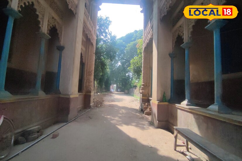 রাজবাড়ির অন্দরমহলে থাকা লকার আনা হয়েছিল লন্ডন থেকে। সেই লকারে আজও বন্দি থাকে রাজ পরিবারের লাইসেন্স প্রাপ্ত বিভিন্ন বন্দুক সহ নানান নথিপত্র।