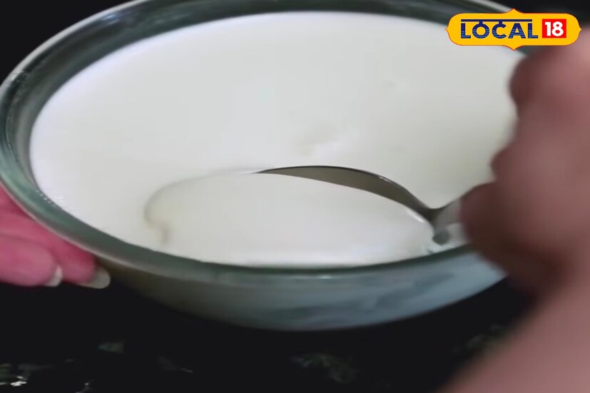 ঝাল কমাতে রান্নায় দিতে পারেন টক দইও। এমনকী মাছ বা মাংসেও দিতে পারবেন দই। প্রথমে একটা বাটিতে ১-২ চামচ দই নিয়ে ভালো করে ফেটিয়ে নিন। তারপর গ্যাসেরা আঁচ কমিয়ে বা বন্ধ করে নিয়ে ঝোলে দই যোগ করুন।
