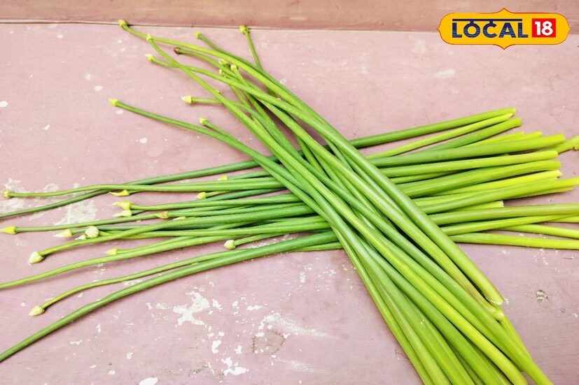 শীতকাল আসতেই বাজার চারিদিকে ছেয়ে যায় পেঁয়াজ কলিতে। এসময় নানারকম পুষ্টিকর সবজির ভিড়ে একটি পরিচিত সবজি হল পেঁয়াজ কলি। শীতে বাঙালির রান্নাঘরে প্রত্যহ খাবারের পাতে দেখা যায় পেঁয়াজ কলির রকমারি স্বাদের পদ। চিকিৎসক সুবোধ দাস জানান, পেঁয়াজ কলিতে বেদনা উপশমকারী উপাদান থাকায় এটি দ্রুত মাথা ব্যথা, মাংসপেশির ব্যথা এবং হাড়ের ব্যথা থেকে মুক্তি দেয়। শীতকাল আসতেই বাজার চারিদিকে ছেয়ে যায় পেঁয়াজ কলিতে। এসময় নানারকম পুষ্টিকর সবজির ভিড়ে একটি পরিচিত সবজি হল পেঁয়াজ কলি। শীতে বাঙালির রান্নাঘরে প্রত্যহ খাবারের পাতে দেখা যায় পেঁয়াজ কলির রকমারি স্বাদের পদ। চিকিৎসক সুবোধ দাস জানান, পেঁয়াজ কলিতে বেদনা উপশমকারী উপাদান থাকায় এটি দ্রুত মাথা ব্যথা, মাংসপেশির ব্যথা এবং হাড়ের ব্যথা থেকে মুক্তি দেয়।