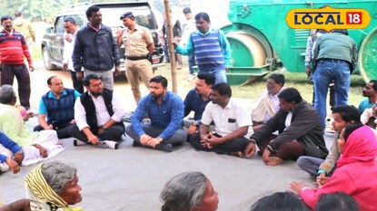 মাটিতে বসে শুনছেন অভাব অভিযোগ