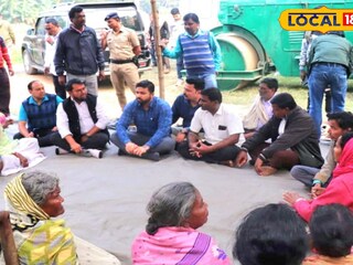 মাটিতে বসে শুনছেন অভাব অভিযোগ