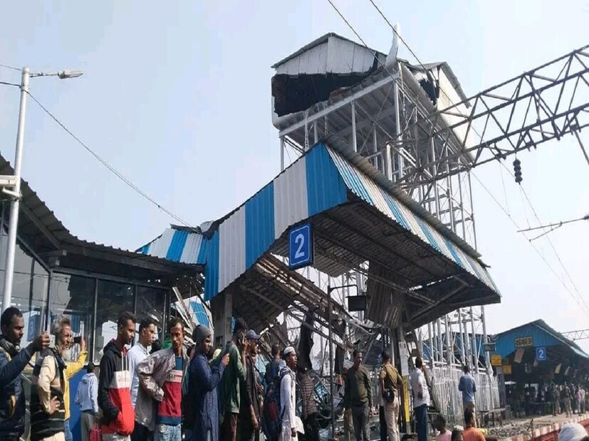 প্রত্যক্ষদর্শীরা জানান, আর্তনাদ শুনেই তাঁরা বুঝতে পারেন, বেশ কয়েকজন চাপা পড়েছেন ধ্বংসস্তূপের নীচে। তাঁদের উদ্ধারের জন্য শুরু হয় ছোটাছুটি। ততক্ষণে আরপিএফ ও জিআরপিও ছুটে এসে উদ্ধার কাজে হাত লাগায়। (ছবি-- বনোয়ারীলাল চৌধুরী)
