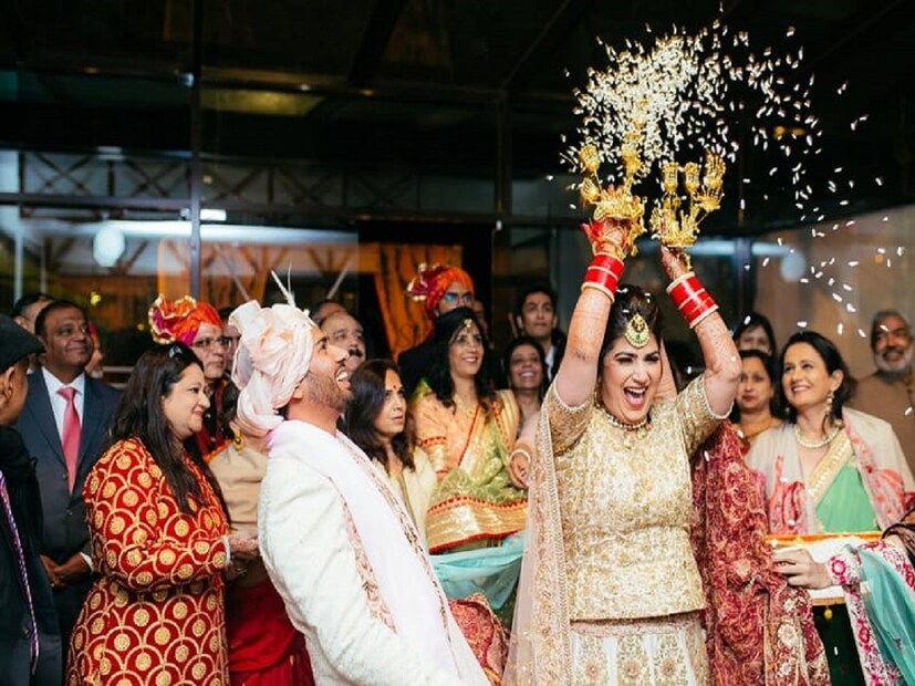 কিন্তু পণ্ডিত হেমন্ত শাস্ত্রী পাচখেড়ে বলেন, ঘরের লক্ষ্মী মেয়ে। তাকে শ্বশুরবাড়ি পাঠানোর সময় যদি সে এই আচারটি পালন করে তবে বাড়িতে কখনই খাবার এবং অর্থের অভাব হয় না। এমনই বিশ্বাস। 