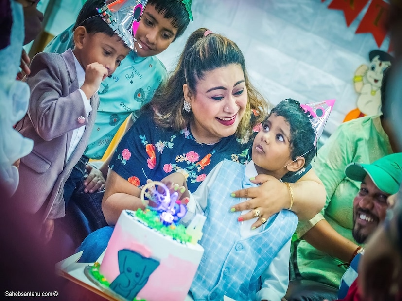 বাংলার অত্যন্ত জনপ্রিয় সঙ্গীতশিল্পী জোজো মুখোপাধ্যায়৷ তাঁর গলায় রয়েছে এক অসম্ভব দাপট! প্লেব্যাক হোক বা স্টেজ শো, জোজোর গানে অসম্ভব প্রাণ শক্তি রয়েছে৷ যা ছুঁয়ে যায় তাঁর ভক্তদের৷ 