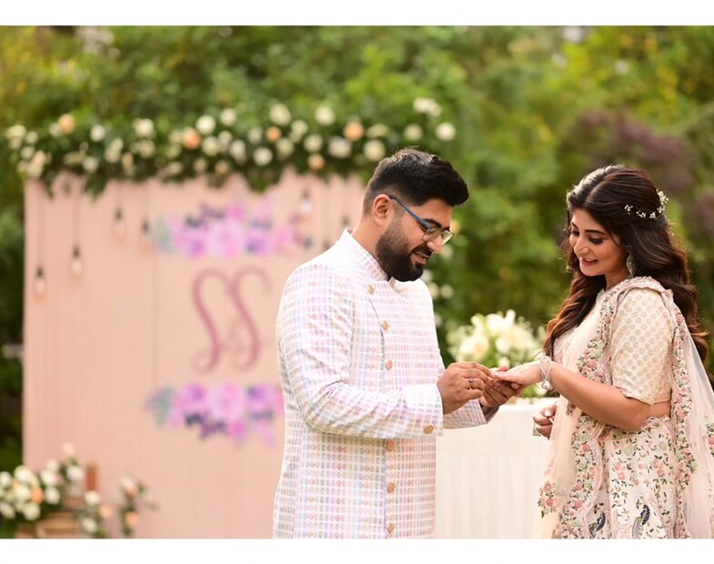 রংমিলান্তি পোশাকে একে অপরেই ডুবে রইলেন হবু নবদম্পতি।