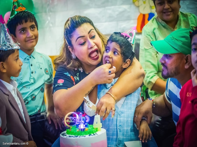 কেক কেটে জন্মদিন সেলিব্রেট করেন৷ পারফরমেন্সের সময় জোজো যেমন সাবলীল, ব্যক্তিগত জীবনেও তিনি ঠিক তেমন৷ ছেলেকে পাশে নিয়ে ছবিগুলো সেকথাই বলে৷ (Photo-Facebook/Jojo Mukherjee)