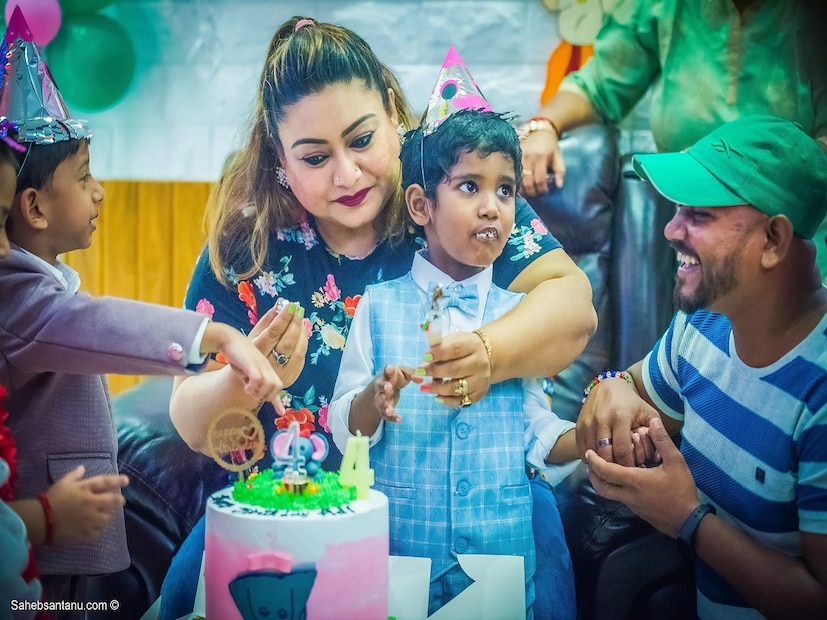 মায়ের পাশে ছোট্ট আদিও ভারী মিষ্টি৷ কেক কাটার পর আদিকে কেক খাইয়ে দেন জোজো৷ (Photo-Facebook/Jojo Mukherjee)