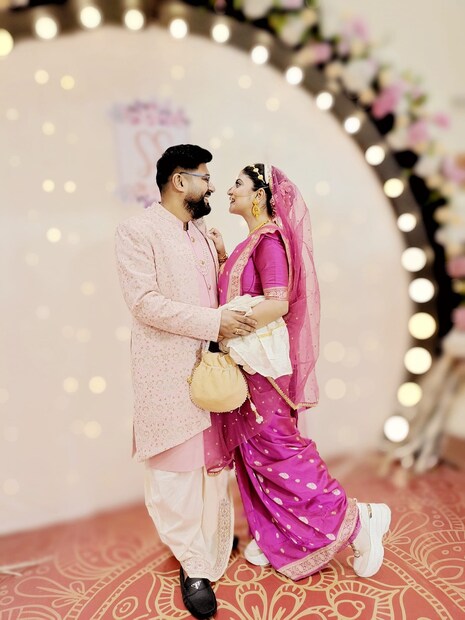 *সন্দীপ্তা এ দিন বেনারসির সঙ্গে পায়ে পরেছিলেন সাদা স্নিকার্স। শুধু পরেছিলেন বললেই শেষ নয়, সেই জুতো দেখিয়ে ক্যামেরার সামনে একাধিকবার পোজও দিয়েছেন। নেটিজেনরা তাঁর এই পোশাকের সঙ্গে এই জুতো দেখে অবাক! তবে কী কারণে তিনি এই জুতো পরার সিদ্ধান্ত নিয়েছিলেন তা অবশ্য জানা যায়নি।    