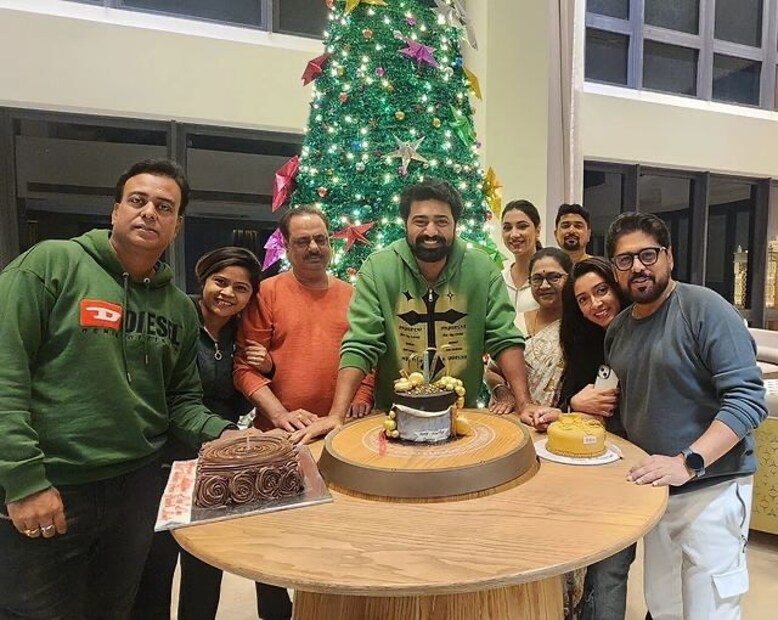 ২৪ তারিখ রাতে, মা-বাবা, বোন, বান্ধবী রুক্মিণী এবং পরিচালক রাজা চন্দকে সঙ্গে নিয়ে মেতেছিলেন দেব। প্রতিবছরের মত সব কিছুর আয়োজন করেছিলেন অভিনেত্রী রুক্মিণী স্বয়ং।