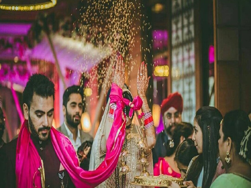 নববধূ যখন ধান ছুঁড়ে ফেলে, তখন সে আশা করে যে ধন শস্যে সমৃদ্ধ হবে তাঁর পরিবার। আবার অনেকে বিশ্বাস করেন, এই আচারটি পিতামাতা এবং পরিবারকে ধন্যবাদ জানানোর একটি উপায়। পাচখেড়ে মহারাজ বলেন, শৈশব থেকে যা কিছু এই পরিবার তার জন্য করেছে তা মনে করে কৃতজ্ঞতা প্রকাশ করে কনে এই রীতির মাধ্যমে।
