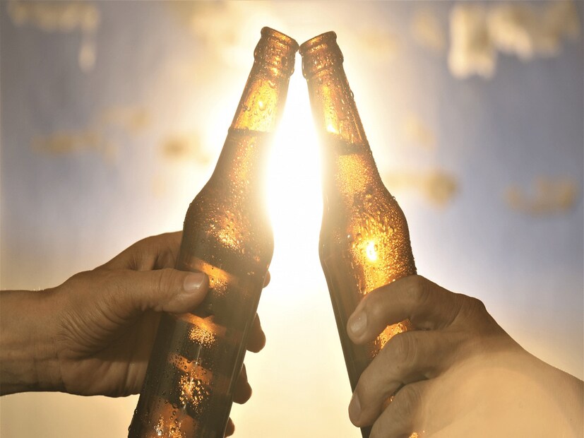 বর্তমানে শুধু বাদামি বা সবুজ রঙের মধ্যে সীমাবদ্ধ নেই বিয়ারের বোতলের রং। বর্তমানে গাঢ় নীল রঙের বোতলেও বিয়ার বিক্রি হয় বাজারে। (Disclaimer: এই প্রতিবেদনটি কেবলমাত্র সাধারণ তথ্যের জন্য, তাই বিস্তারিত জানতে হলে সর্বদা বিশেষজ্ঞের পরামর্শ নিন।)