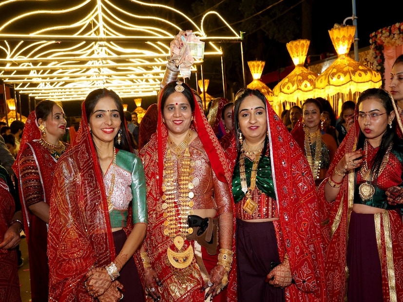 বিয়ে বাড়ি মানেই সাজগোজ, ডিজাইনার পোশাক! খানাপিনা বাজনা আরও কতকি! তবে এমন বিয়ে বাড়ি আপনি দেখেননি! চমকে যাবেন! একেবারে যেন সিনেমার মতো ঘটনা ঘতল এই বিয়ে বাড়িতে!