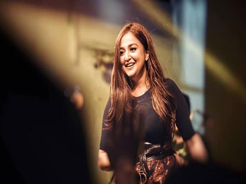 মোনালি ঠাকুর-- বাংলা থেকে আরও একজন। ২০০৫ সালে ‘ইন্ডিয়ান আইডল’-এ দৃষ্টি আকর্ষণ করেছিলেন অভিনেতা শক্তি ঠাকুরের কন্যা মোনালি। প্রথম দশের তালিকায় ছিল মোনালির নাম। তবে প্রথম হতে পারেননি। ‘রেস’ ছবিতে তাঁর গলায় ‘জারা জারা টাচ মি…’ তাঁকে এনে দেয় খ্যাতি।