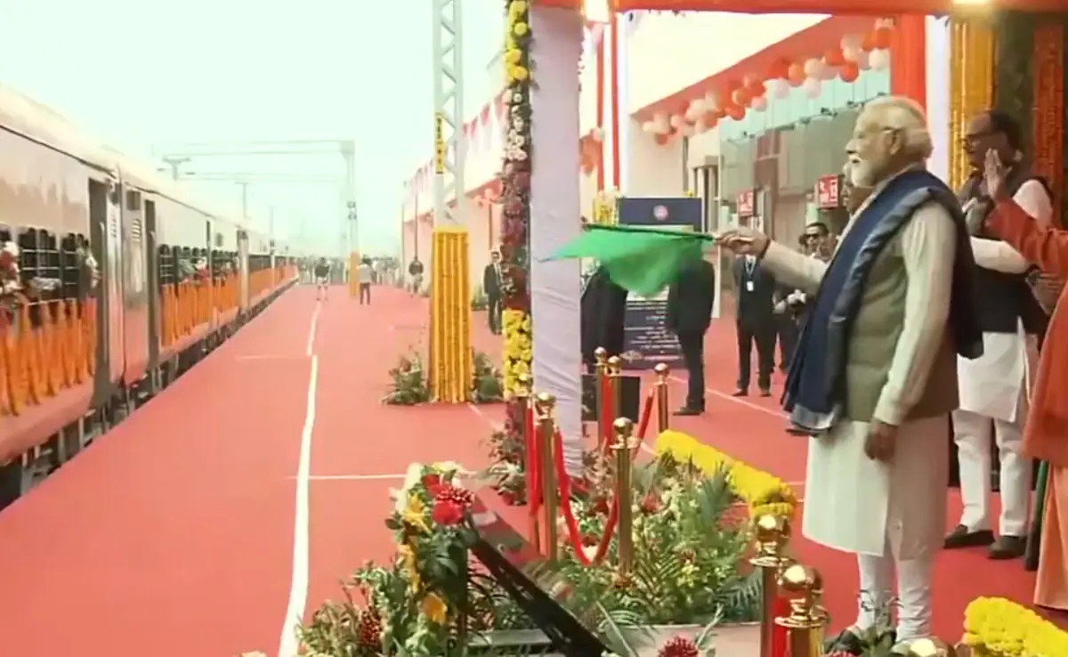 জালনা-মুম্বাই বন্দে ভারত :একইসঙ্গে আজ কার্যত জালনা-মুম্বই বন্দে ভারত এক্সপ্রেসেরও উদ্বোধন করলেন মোদি। শুক্রবার কেন্দ্রীয় রেলওয়ে মন্ত্রক একটি বিজ্ঞপ্তি জারি করে জানিয়েছে প্রধানমন্ত্রী উত্তর প্রদেশের পুনর্নির্মিত অযোধ্যা ধাম রেলওয়ে স্টেশনে একটি অনুষ্ঠানে ৮-কোচ বিশিষ্ট পরিষেবাটির শুভ সূচনা করবেন।