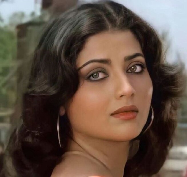 তবে সাংসারিক জীবনে তিনি খুবই সফল৷ চার সন্তান নিয়ে তিনি সুখে শান্তিতে মিঠুন ঘরণী হয়ে কাটাচ্ছেন৷ এর আগে তিনি কিশোর কুমারকে বিয়ে করলেও বেশি দিন সংসার করতে পারেননি৷ তারপর মিঠুনের সঙ্গে বিয়ে হয় যোগীতা বালির৷ তারপর থেকেই তিনি পাক্কা সংসারি৷ ছেলে-মেয়ে বড় করা থেকে মিঠুনের ঘর সামলাচ্ছেন তিনি৷