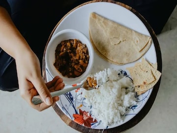 ভাত ও রুটি এক সঙ্গে মিশিয়ে খাওয়া কি উচিত? না জেনে শরীরের ক্ষতি করছেন না তো! ভাত ও রুটি এক সঙ্গে মিশিয়ে খাওয়া কি উচিত? না জেনে শরীরের ক্ষতি করছেন না তো!