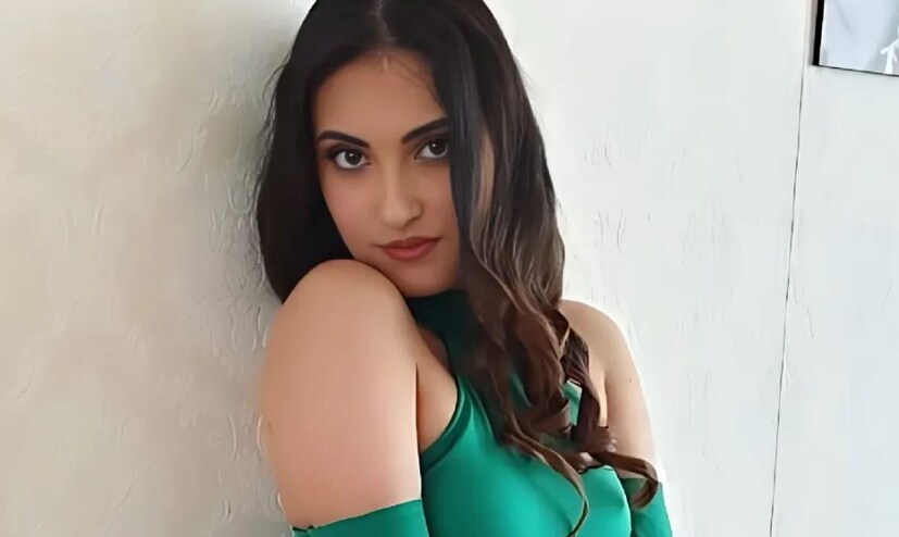 ইরানি মডেল এবং নৃত্যশিল্পী তানাজ দাউদি রাতারাতি সেনসেশন হয়ে উঠেছে এই গানের জন্য। নীল পোশাকে যে মেয়েকে দেখা যাচ্ছে সেই হল এই তানাজ! photo source collected 