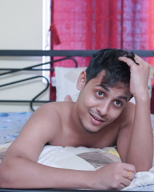 কিন্তু শুরুটা মোটেই সহজ ছিল না। যখন ইউটিউব চ্যানেল খুলেছিলেন, সেসময় বাঙালি ইউটিউবারের সংখ্যাও খুব বেশি ছিল না। তবে নিজের চ্যানেলকে প্রতিষ্ঠিত করতে কম কাঠখড় পোড়াতে হয়নি তাঁকে। কিন্তু একটা সময়ের পর আর পিছু ফিরে তাকাতে হয়নি বং গাই-কে। হাঁকিয়েছেন একের পর এক ছক্কা।