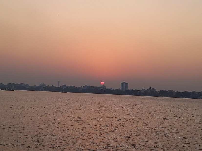 বড়দিনের মতো বর্ষবরণেও জাঁকিয়ে শীতের সম্ভাবনা নেই। সকাল এবং সন্ধ্যায় শীতের আমেজ থাকলেও দিনের বেলায় শীত কার্যত উধাও। বর্ষ শেষ এবং বর্ষবরণের কটা দিন এমনই থাকবে আবহাওয়া। কলকাতায় স্বাভাবিকের চার ডিগ্রি উপরে রাতের তাপমাত্রা। মঙ্গলবারের পর পারদ পতনের সম্ভাবনা নতুন বছরে। জানুয়ারির প্রথম সপ্তাহেই ফের ১৫ ডিগ্রির নীচে নামবে কলকাতার পারদ। 