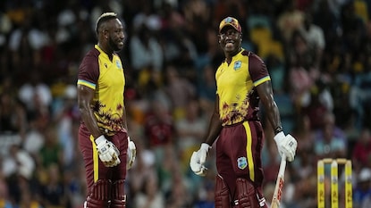 কেকেআর ফ্যানরা লাফাচ্ছেন, ওয়েস্টইন্ডিজের হয়ে মারকাটারি পারফরম্যান্স রাসেলের- Photo- AP কেকেআর ফ্যানরা লাফাচ্ছেন, ওয়েস্টইন্ডিজের হয়ে মারকাটারি পারফরম্যান্স রাসেলের- Photo- AP