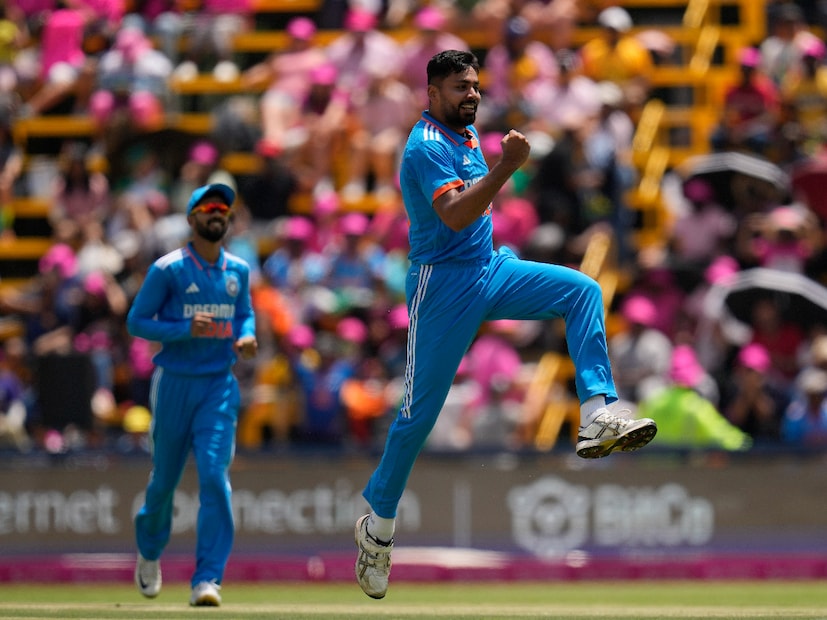 ১১৬ রানে দক্ষিণ আফ্রিকা অলআউট করে লজ্জার রেকর্ডের স্বাদ দিল টিম ইন্ডিয়া। ঘরের মাঠে যে কোন প্রতিপক্ষের বিরুদ্ধে এটাই দক্ষিণ আফ্রিকার একদিনের ক্রিকেটে সর্বনিম্ন স্কোর। এর আগে ১১৮ রান ছিল প্রোটিয়াদের সর্বনিম্ন স্কোর। সেটাও ছিল ভারতের বিরুদ্ধে।        (Photo Courtesy- AP)