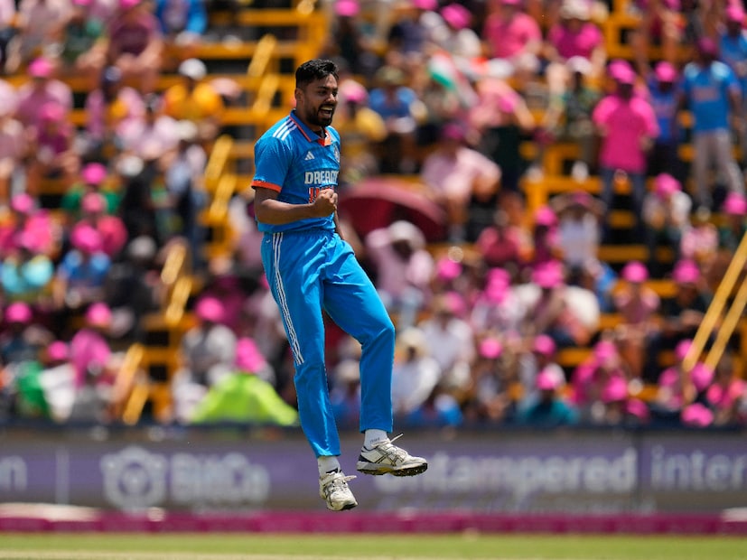 এছাড়া ঘরের মাঠে সবথেকে কম রানে ৬ উইকেট হারানোর লজ্জার রেকর্ডের স্বাদও দক্ষিণ আফ্রিকাকে দিয়েছে ভারত। এর আগে দক্ষিণ আফ্রিকা ৬৬ রানে ৬ উইকেট হারিয়েছিল ২০০২ সালে অস্ট্রেলিয়ার বিপক্ষে। এদিন ৫২ রানে ৬ উইকেট পড়ে প্রোটিয়াদের।            (Photo Courtesy- AP)