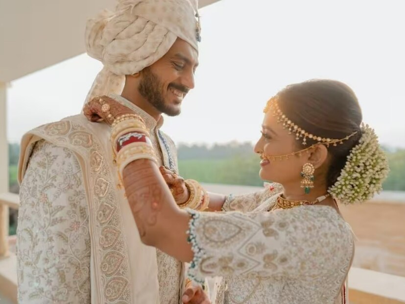 অক্ষর প্যাটেল: চলতি বছরের শুরুতে বিয়ে করেন ভারতীয় দলের তারকা অলরাউন্ডার অক্ষর প্যাটেল। ২৬ জানুয়ারি নিজের দীর্ঘ দিনের বান্ধবী মেহা প্যাটেলকে বিয়ে করেন অক্ষর। 