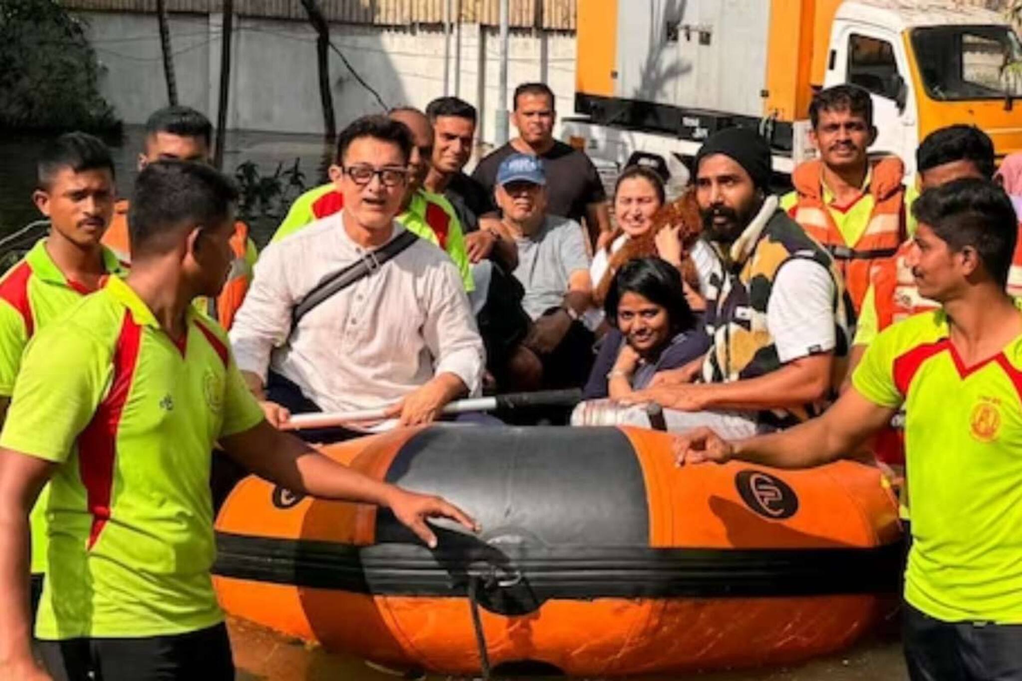 চেন্নাইতে বন্যার কবলে আমির খান! নৌকা করে উদ্ধার বলি তারকাকে, ভাইরাল ছবি দেখুন