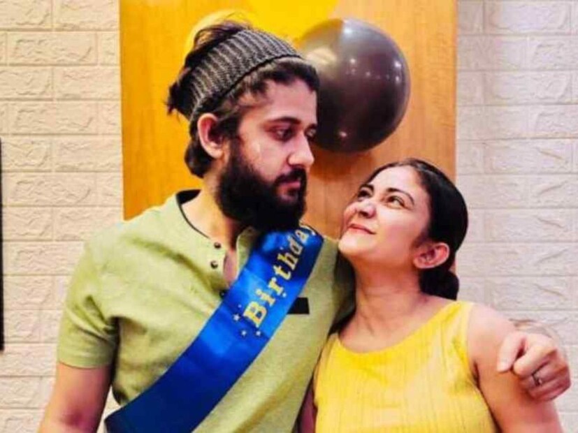 ‘মিঠাই’ ধারাবাহিকে আদৃতের দিদির চরিত্রে দেখা গিয়েছিল কৌশাম্বিকে। সেখান থেকেই আলাপ দু’জনের। তারপর নাকি বন্ধুত্ব বাড়তে থাকে, পরিশেষে প্রেম।