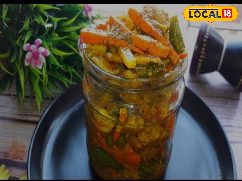 তবে প্রতিদিন যদি আচার খেল একটা সমস্যা দেখা দিতে পারে। সেটা হল আচার খুব দ্রুত খাবার হজম হতে সাহায্য করে এবং ক্ষুধা বাড়িয়ে দেয়, তাই নিয়মিত আচার খেলে অনেক সময় অস্বাস্থ্যকর খাবার খাওয়ার প্রবণতা বাড়তে পারে। এর ফলে শরীরে ক্যালরি বেড়ে যেতে পারে।(তথ্য: পিয়া গুপ্তা)