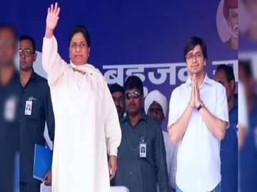 মায়াবতীর সঙ্গে আকাশ আনন্দ৷ 