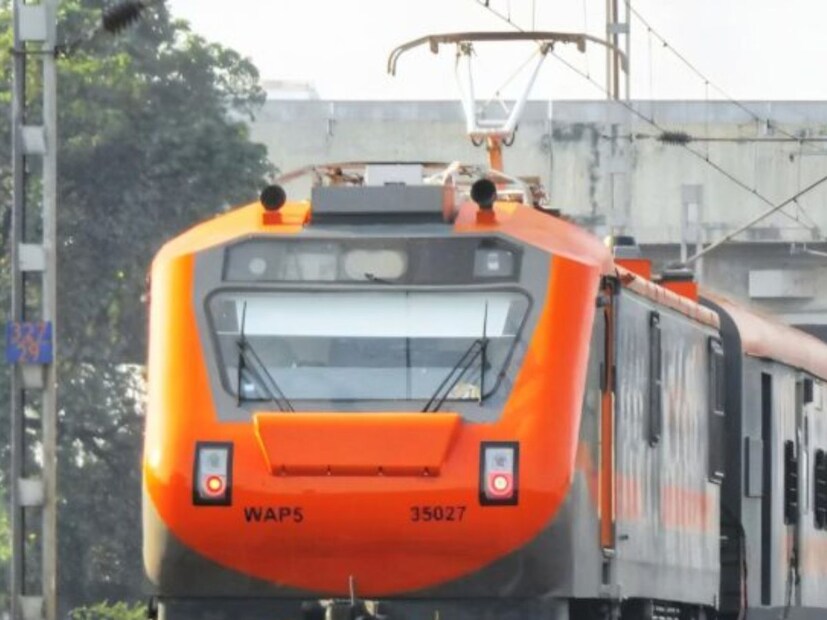 পাশাপাশি আপগ্রেড কোচের অভ্যন্তরীণ বিশেষ সজ্জার দিকে নজর দেওয়া হয়েছে। তাছাড়া ফোল্ডেবল স্ন্যাক টেবিল উপযুক্ত হোল্ডার-সহ মোবাইল চার্জিং পয়েন্ট, ফোল্ডেবল বোতল হোল্ডারের ব্যবস্থাও রয়েছে।